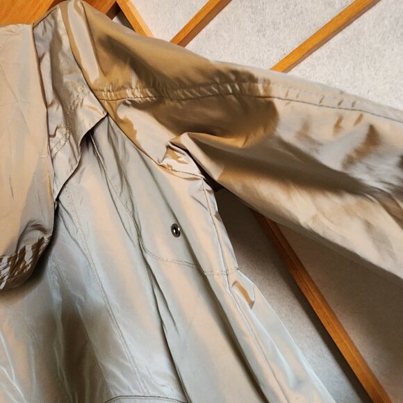Cole Haan sz M Topaz Beige Tan Shimmer Travel Packable Raincoat Zip Hood Pockets - Picture 11 of 16